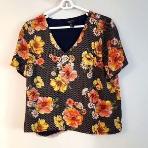 Forever 21 large top contemporary floral short sleeve vneck chain link pattern